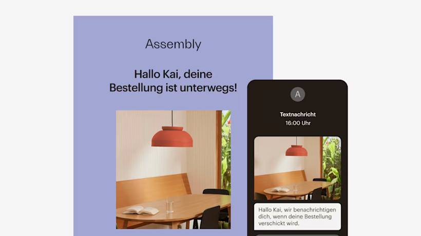 Ein modernes Esszimmer mit Holztischen, schwarzen Stühlen und korallenfarbenen Pendelleuchten. Im Hintergrund ist ein Fenster mit Grünpflanzen zu sehen.