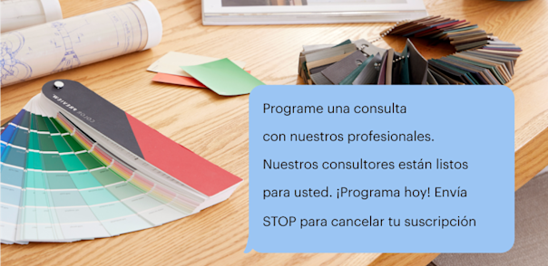 Burbuja de SMS contra el fondo del escritorio de un diseñador de interiores