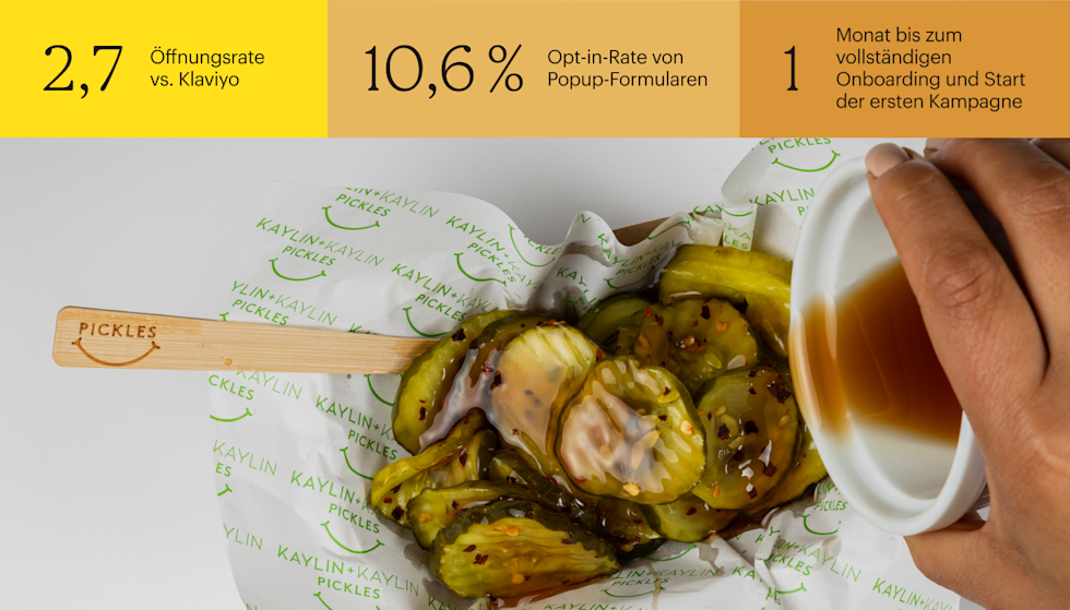 Gurkenspieße mit weißer Soße auf Markenpapier mit grünem Smiley-Logo-Muster und einer Holzgabel